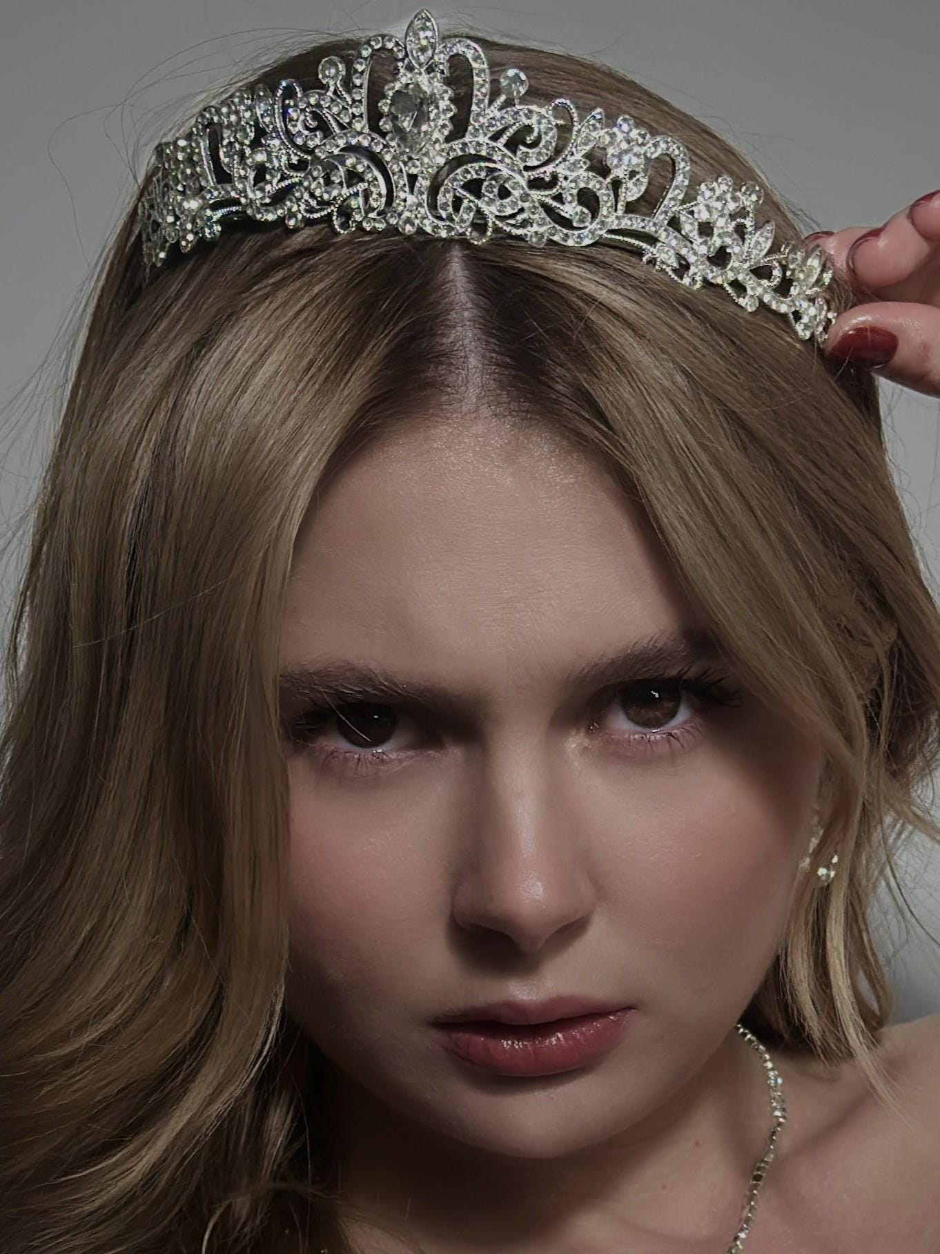 Heart of Light Tiara – Brass Bridal Crown, Gold-Tone Romantic Heart Headpiece, Minimalist Wedding Tiara, Gift for Bride