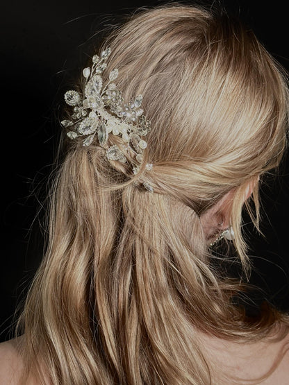 Morning Dew Hair Comb – Brass Bridal Hairpiece, Gold-Tone Dewdrop Comb, Minimalist Wedding Accessory, Romantic Hair Vine