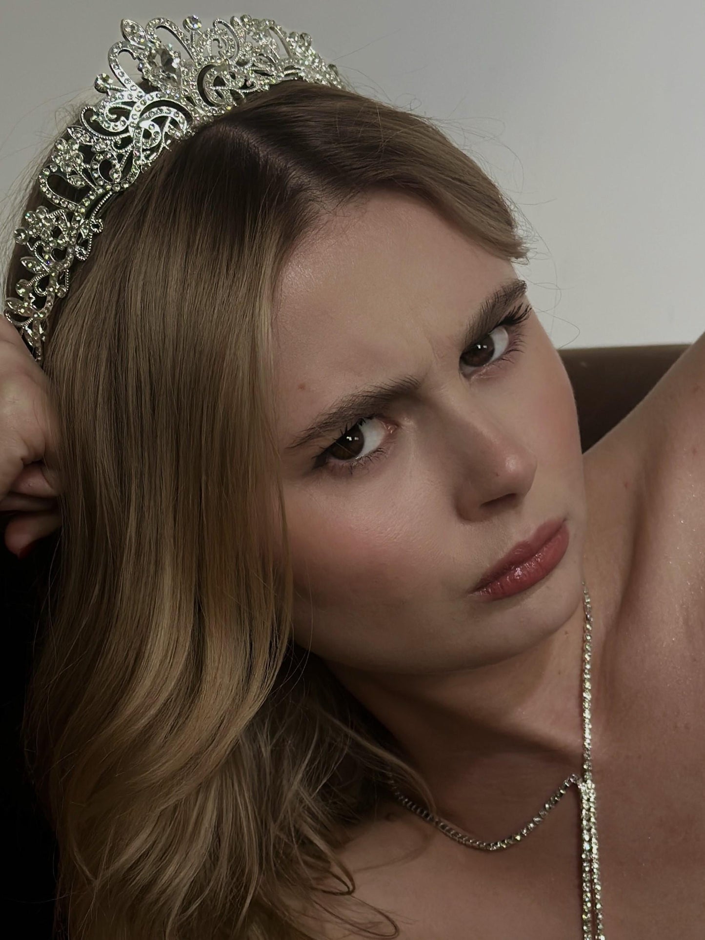 Heart of Light Tiara – Brass Bridal Crown, Gold-Tone Romantic Heart Headpiece, Minimalist Wedding Tiara, Gift for Bride