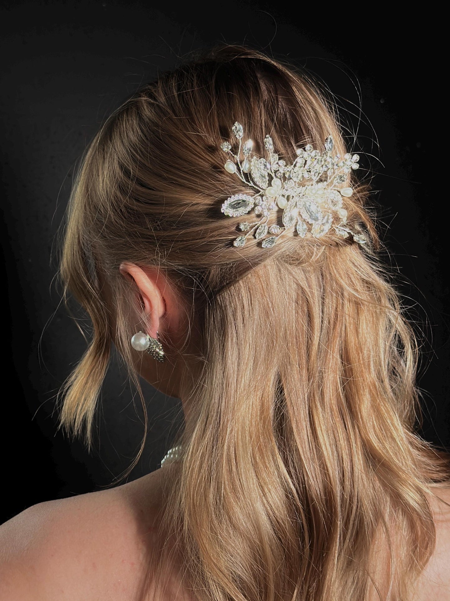 Morning Dew Hair Comb – Brass Bridal Hairpiece, Gold-Tone Dewdrop Comb, Minimalist Wedding Accessory, Romantic Hair Vine